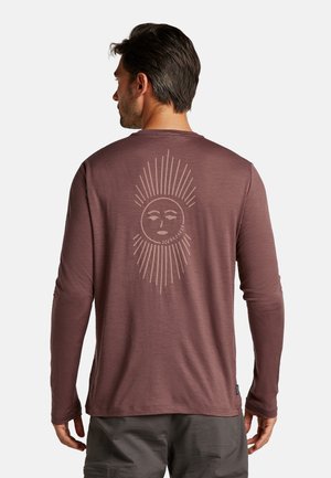 Långärmad bordeaux skjorta i lätt tyg, med en beige solgrafik och strålar tryckta på ryggen med texten "Icebreaker".