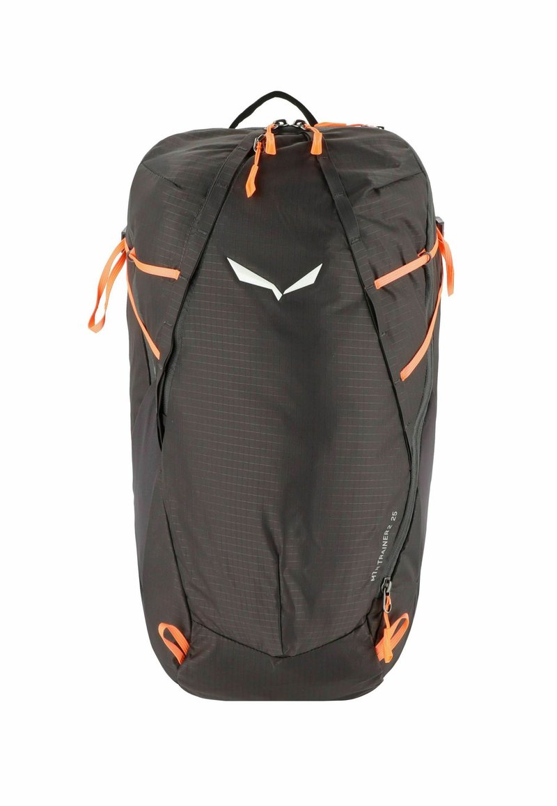 Schwarzer Rucksack aus leichtem, strukturiertem Material; mit orangefarbenen Akzenten, einem Reißverschlusshauptfach und kontrastierenden Logodetails.
