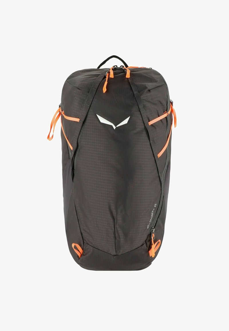 Schwarzer Rucksack aus leichtem, strukturiertem Material; mit orangefarbenen Akzenten, einem Reißverschlusshauptfach und kontrastierenden Logodetails.