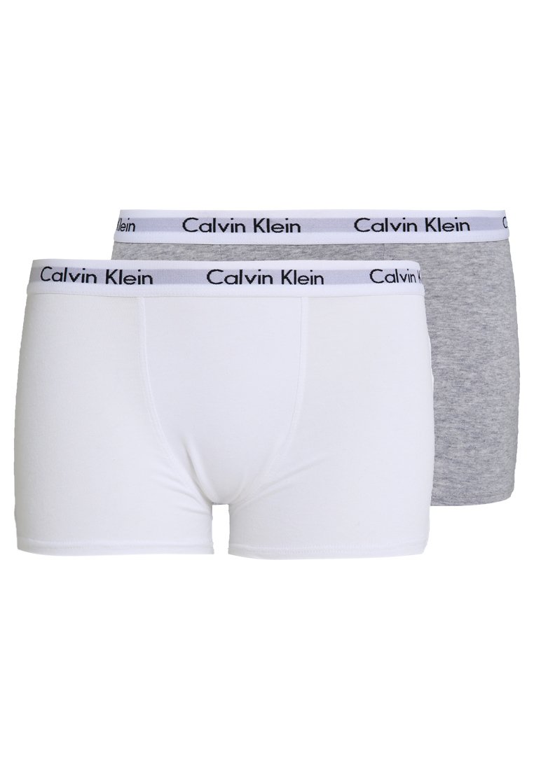 Dvaja muži majú boxerky; jedny biele, druhé šedé. Každé má čierny pás s logom Calvin Klein a sú vyrobené z mäkkej, pružnej látky.