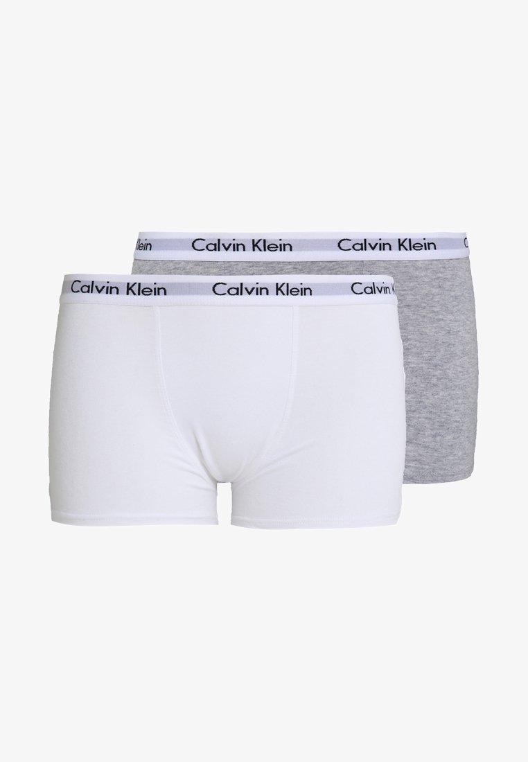 Dve pare moških boksaric; ena bela, ena siva. Vsaka ima črn elastični pas z blagovno znamko Calvin Klein in mehak, raztegljiv material.