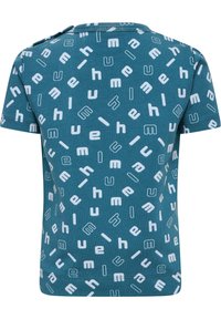 Turkos t-shirt i bomull med ett slumpmässigt mönster av vita bokstäver. Kort ärm och rundad halsringning med en knappdetalj på axeln.