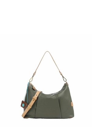 Borsa in pelle verde oliva con design plissettato e dettagli beige. Tracolla regolabile, accessori in metallo e una targhetta con logo attaccata.
