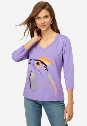 Lavendelfarbenes T-Shirt mit drei Viertelärmeln, featuring einen V-Ausschnitt, einem illustrierten Tierdesign und dem Text "MOIN MOIN" in Orange. Weiche Baumwolltextur.