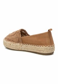 Zapato de esparto marrón con un upper bordado que presenta patrones en espiral, una suela envuelta en yute y un respaldo suave y texturizado.