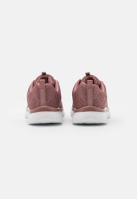 Sneaker a rete rosa con suole in gomma bianca, dotate di colletto imbottito e linguetta sul tallone per una facile vestibilità. Design semplice con accenti di branding minimalista.