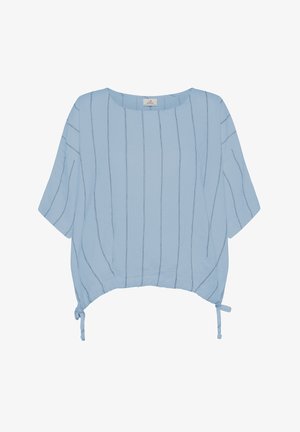 Světle modrý top s krátkými rukávy, s vertikálními bílými pruhy a zavazovacími detaily na lemu. Vyroben z lehké texturované tkaniny.