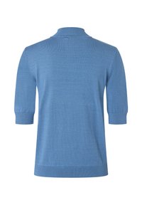 Blaues kurzärmliges Pullover-Sweatshirt mit Kragen, das eine glatte Textur und gerippte Details am Saum und an den Ärmeln aufweist.