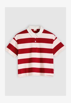 Rövid ujjú galléros póló piros és fehér vízszintes csíkokkal, fehér gallérral, egyszerű világos háttéren bemutatva.