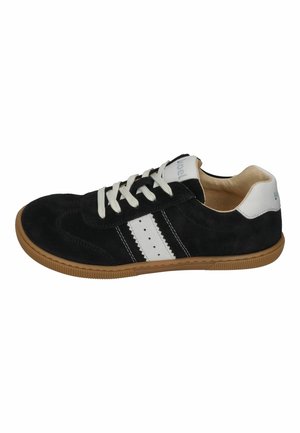 Schwarzer Wildleder-Sneaker mit weißen Streifen, weißen Schnürsenkeln, weißem Fersenlasche und hellbrauner Gummisohle, von der Außenseite betrachtet.