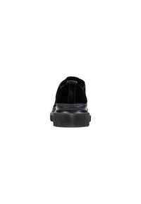 Scarpa in suede nera con punta rotonda e una spessa suola piattaforma nera, caratterizzata da cuciture minime e una texture liscia.