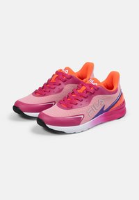 Scarpe sportive rosa con parte superiore in rete, dettagli arancioni luminosi e suola in gomma nera. Presenta un logo viola sul lato e un design con lacci piatti.