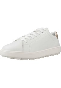 Sneaker bianco in pelle con superficie liscia, punta rotonda, lacci piatti e suola testurizzata. Presenta un accento metallico sottile sul tallone.