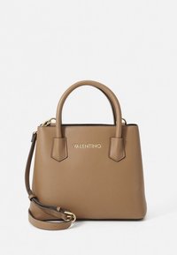 Brun skinnveske med to håndtak på toppen, avtakbar skulderrem og gullfarget "VALENTINO"-logo foran. Strukturert design og glatt tekstur.