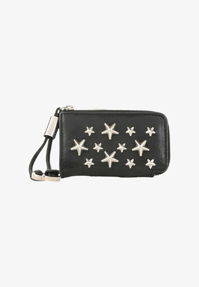 Pochette à clés en cuir noir décorée de clous en forme d'étoile argentés de différentes tailles et d'une sangle de poignet avec des accents métalliques.