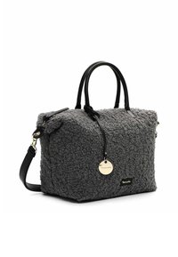 Halli tekstuuriga käekott, millel on karvane materjal, mustad nahast sangad ja reguleeritav rihm. Varustatud ümmarguse logokujulise ripatsiga ja tõmblukuga sulgemisega.