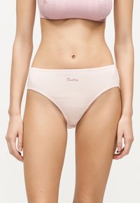 Γυναίκα που φοράει ανοιχτό ροζ εσώρουχα με το κείμενο "Thursday" στο κέντρο μπροστά, σετ με αντίστοιχο υφασμάτινο ροζ σουτιέν.