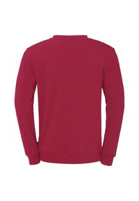 Sweatshirt rouge à col rond avec des manches longues, fabriqué en tissu doux. Texture lisse, poignets et ourlet côtelés. Pas de logos ni de motifs visibles.