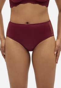 Braguita burdeos de talle alto con una tela suave y paneles laterales de encaje. Presenta un corte clásico para una cobertura total y un ajuste cómodo.