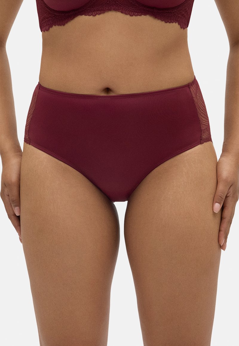 Braguita burdeos de talle alto con una tela suave y paneles laterales de encaje. Presenta un corte clásico para una cobertura total y un ajuste cómodo.