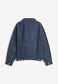 Temno modra indigo jakna iz denima z dolgimi rokavi, ovratnikom in vidno šivanjem. Ima kovinske gumbe na pasu in manšetah, ter strukturno prileganje.