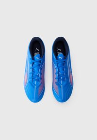 Blaue Sportschuhe mit strukturiertem Obermaterial, das pinke Akzente aufweist, flachen Schnürsenkeln und einem schlanken Design. Leichtes synthetisches Material.