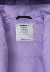 Fioletowa wodoodporna kurtka od wewnątrz z miękką teksturą, z metką z nadrukiem "reima" oraz szczegółami rozmiaru (104 / 4T).