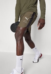 Puma HYROX FUSE STRETCH SHORT - Pantalón corto de deporte - dark olive
