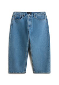 Short en jean bleu clair longueur genou avec poches avant, passants pour ceinture et fermeture par bouton, posé à plat sur un fond blanc.