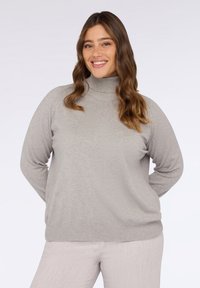 Maglione dolcevita grigio chiaro realizzato in tessuto a maglia testurizzato, con maniche lunghe e vestibilità comoda, arricchito da dettagli a coste sul colletto e sull'orlo.