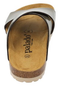 Sandaler i form av slajd med en elegant överdel i silversyntet och bruna läderdetaljer. Dämpad korksula och strukturerad beige sula.