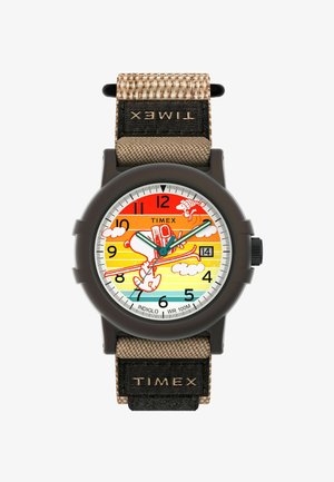 Montre bracelet Timex avec un boîtier en plastique brun, un cadran coloré avec des dessins animés comportant des rayures rouges et jaunes, et un bracelet tissé beige. Résistante à l'eau.