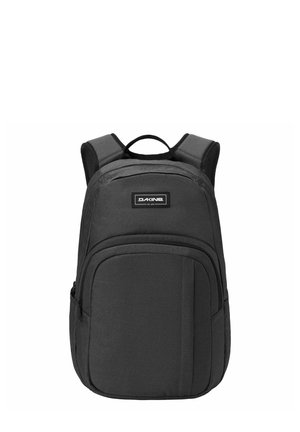 Mochila negra Dakine con correas acolchadas para los hombros, varios compartimentos con cremallera y una asa superior para llevar, sobre un fondo blanco.