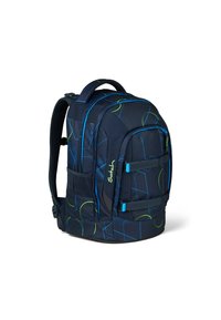 Sac à dos bleu marine avec des motifs géométriques en vert et bleu. Doté de bretelles rembourrées, de plusieurs poches et d'une poignée supérieure pour un transport facile.