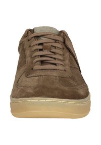 Bruna mockaskor med rund tå, matchande snörning och gummisula med strukturerat grepp. Inkluderar sömnadsdetaljer och vadderad krage.