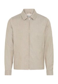 Beżowa kurtka na suwak z ostrym kołnierzem, długimi rękawami i subtelną fakturą tkaniny, przedstawiona na białym tle.