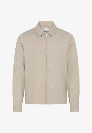 Beige jakke med glidelås, spiss krage, lange ermer og subtilt strukturert stoff, vist på hvit bakgrunn.