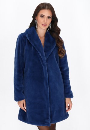 Cappotto in pelliccia sintetica di colore blu navy con colletto a bavero e maniche lunghe, caratterizzato da una morbida texture e un design a lunghezza intermedia.