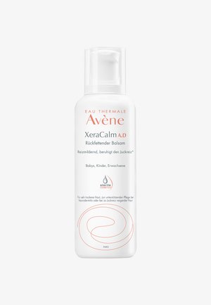 Weiße Kunststoffflasche mit Pumpspender, mit rotem Text. Das Etikett besagt "Avene XeraCalm A.D." und enthält ein Spiraldesign.