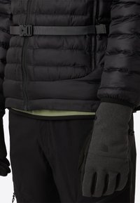 Doudoune noire avec design matelassé, fermeture éclair et taille ajustable. Gants gris avec logo et paume texturée pour une meilleure prise.