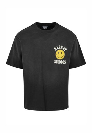 Zwarte t-shirt van katoen, met een ronde halslijn en korte mouwen. Aan de voorkant staat witte tekst en een gele glimlachende gezicht graphic.