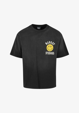 Czarny t-shirt wykonany z bawełny, z okrągłym dekoltem i krótkimi rękawami. Na froncie znajduje się biały tekst oraz grafika żółtej buźki.