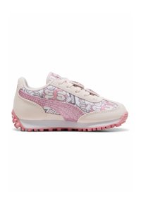 Różowo-białe sneakersy z wzorzystą górą z siateczki, zamszowymi akcentami i teksturowaną różową podeszwą. Posiadają płaskie sznurówki i wyściełany kołnierz.