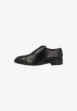 Chaussure de ville en cuir noir avec un bout rond, finition lisse et un talon bas. Présente un design à lacets et des accents de couture subtils.