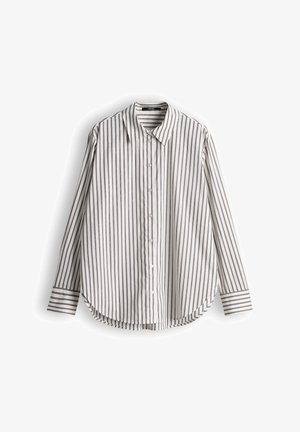 Chemise blanche boutonnée avec des fines rayures verticales noires, un col pointu, des manches longues et un ourlet courbé.