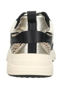 Zwarte en zilveren sneaker met een getextureerde metalen hak, zachte witte bontaccenten en een gepatterde zijpaneel. Dikke witte zool.