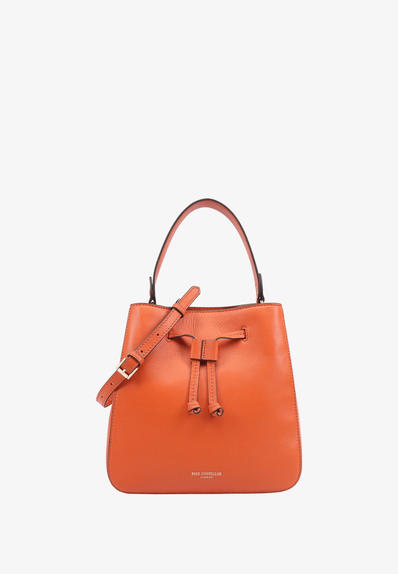 Sac seau en cuir orange avec un sommet resserré, une bandoulière réglable et une texture lisse. Présente un design minimaliste et un logo embossé.