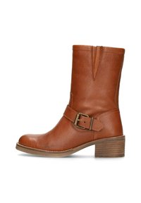 Bottine en cuir marron avec une finition texturée, dotée d'une boucle sur le côté et d'un talon empilé, conçue avec des détails de couture verticales.