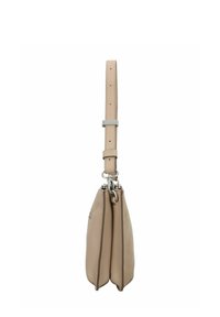 Bolso de cuero beige claro con superficie texturizada, correa desmontable y herrajes en tono plateado. Presenta un diseño dividido con bordes redondeados.