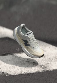 FUELCELL REBEL V5 - Hardloopschoenen voor op de weg - linen